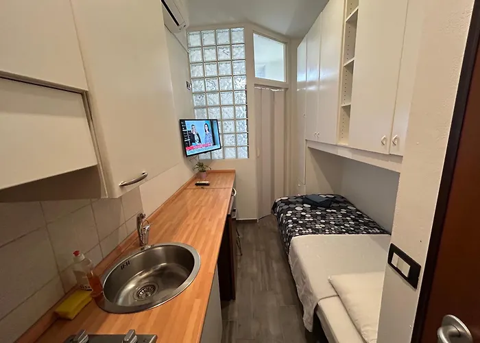 In Zona Loreto Vicino Metro Mm1 E Mm2 - Lippino *