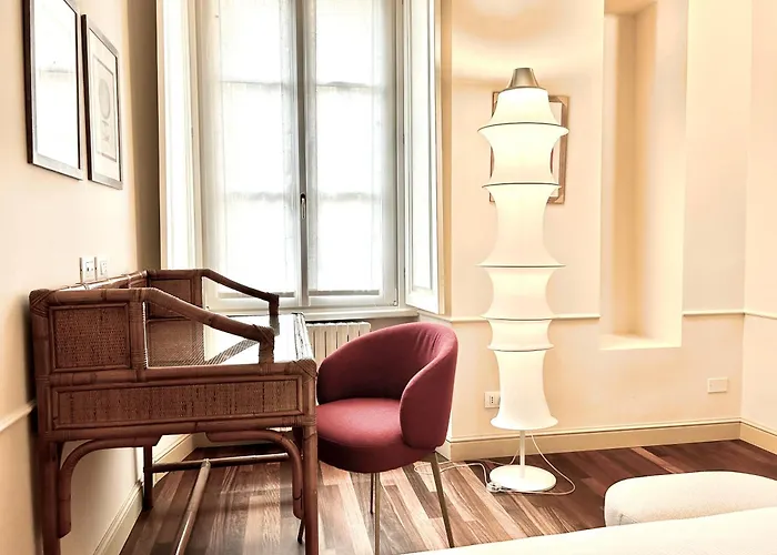 Elegant Historic On A Tree-lined Avenue Near Cadorna Station And Last Supper 밀라노