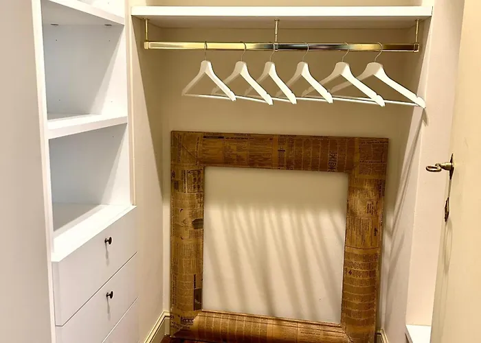 Elegant Historic On A Tree-lined Avenue Near Cadorna Station And Last Supper 아파트 밀라노