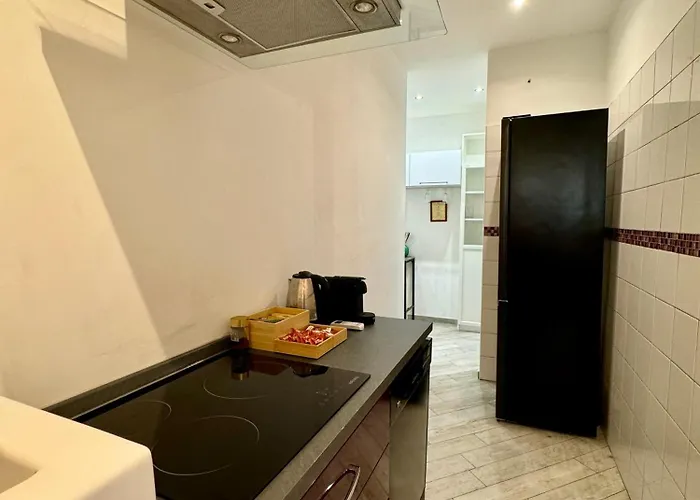 Four Bedroom In The Centre Of The *