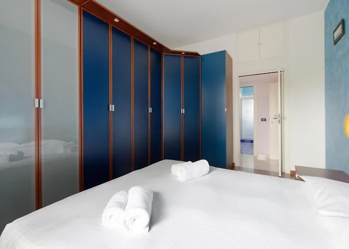 Mac Mahon - Colorful With Balcony! アパート *