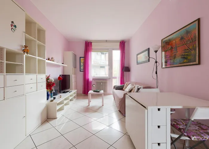 Mac Mahon - Colorful With Balcony!