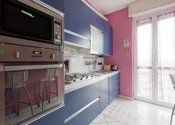 Mac Mahon - Colorful With Balcony! アパート