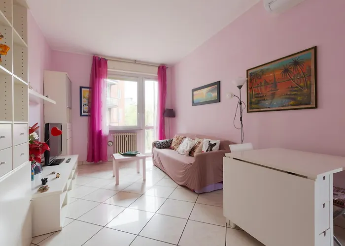 Mac Mahon - Colorful With Balcony! Daire