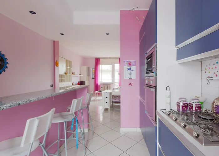 Mac Mahon - Colorful With Balcony! Daire
