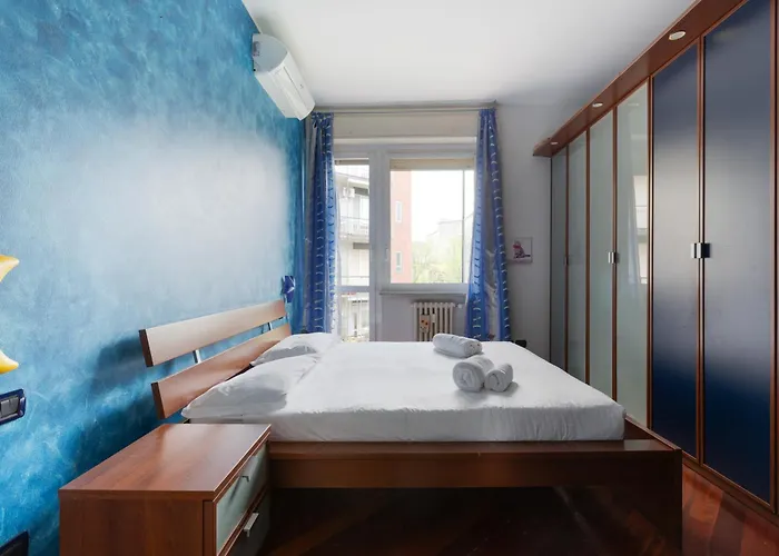 Mac Mahon - Colorful With Balcony! *