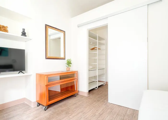 アパート Fara 33 Cozy Flat In District ミラノ