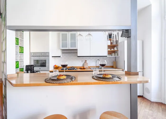 Roomy Flat With Garage - Porta Romana *