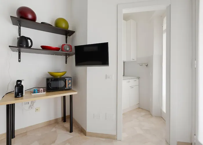 Lorenteggio-piazza Frattini Balcony *