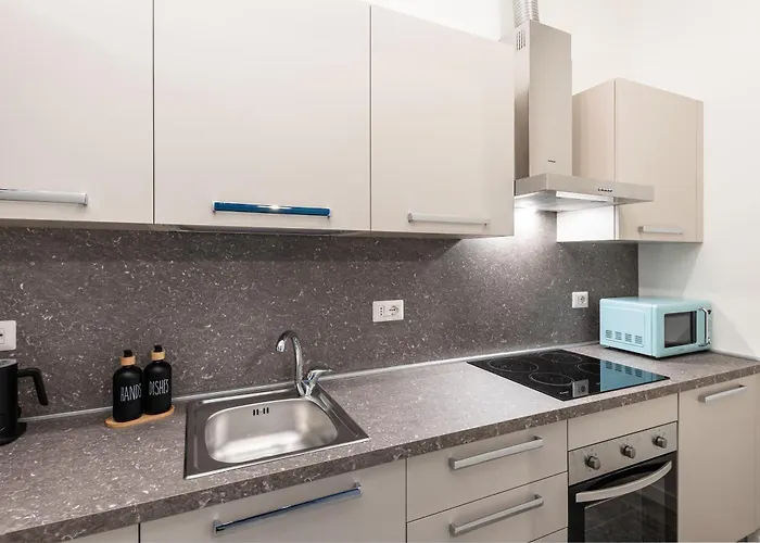 5' From Metro Lima, Design