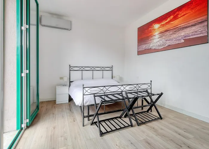 Rainbow House Via Dei Carafa *