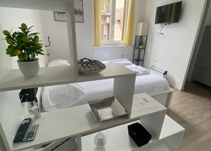 Bright 21 Station Apartment *