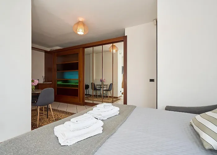 -luminosa 5 Stars With Balcony- Wifi Netflix 15 Minutes From Duomo * Milano