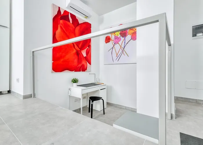 Red Cannas, Cozy In Life District