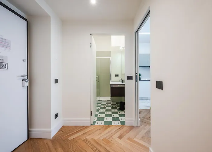 Spacious In Next To Metro *