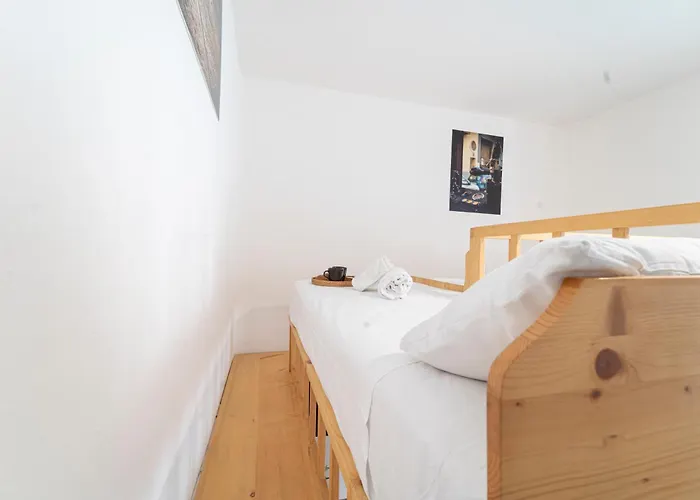 I Host - Pasteur 15-2 מילאנו