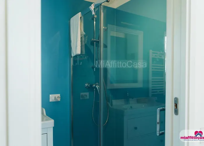 Looking 4 Station Center