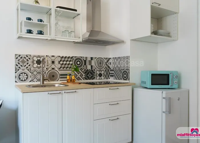 Looking 4 Station Center Milánó