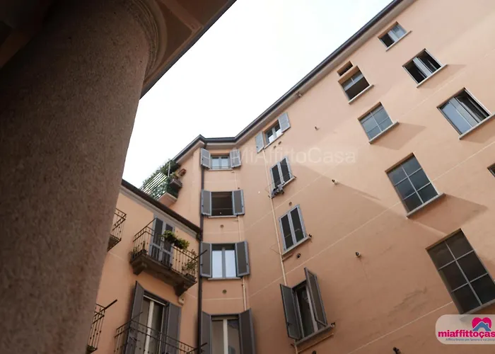 Looking 4 Station Center * Milánó