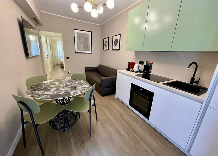 Botticelli Golden House Next To Duomo Milán