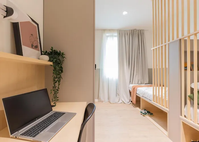 Well-located Campus Near Park * Milaan
