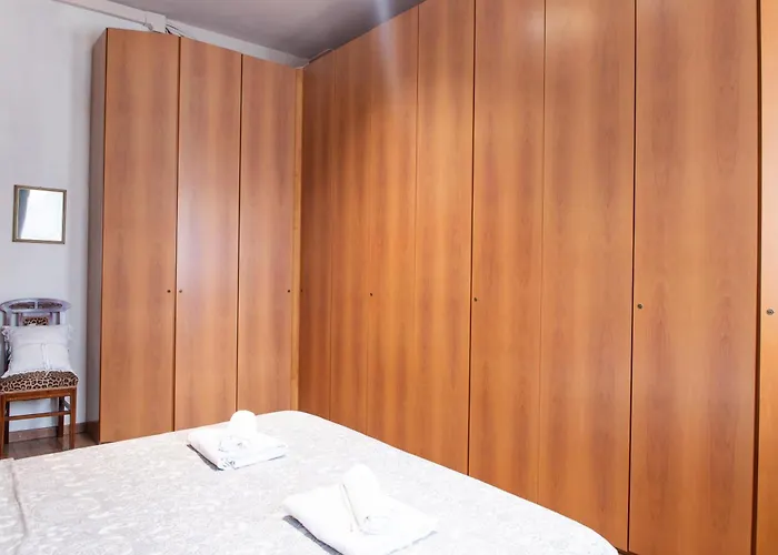 Duomo Walking Distance Elegant Flat With View Milán