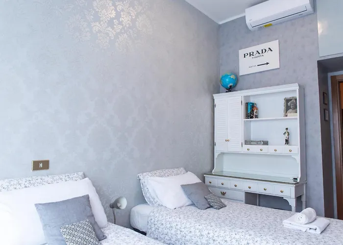 Duomo Walking Distance Elegant Flat With View Apartament Mediolan