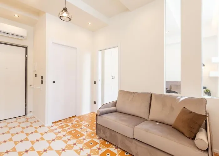 4fo6 Navigli-duomo -yellow Chic - Milánó