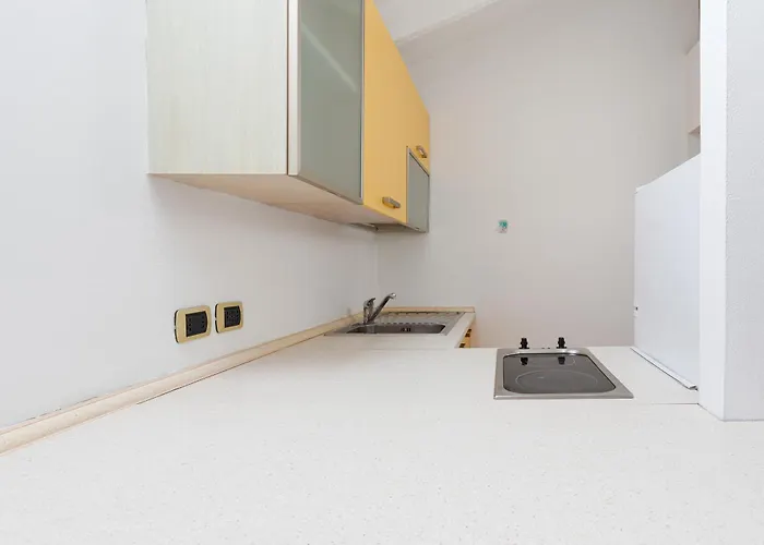 Guesthost - Viale Umbria Bright Апартаменты Милан