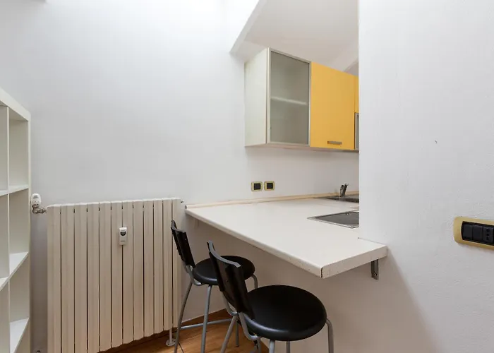 Guesthost - Viale Umbria Bright Apartament Mediolan