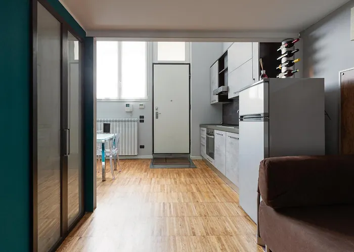 Guesthost - - Gorla M1 Modern Studio!