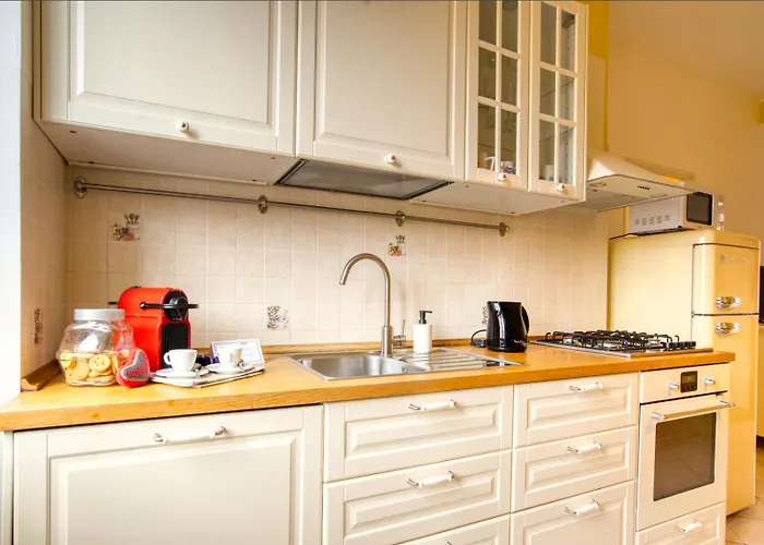 Guesthost - Giallo In Milano!