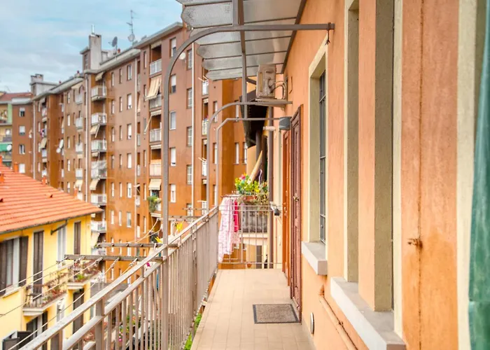 Guesthost - Giallo In Milano!