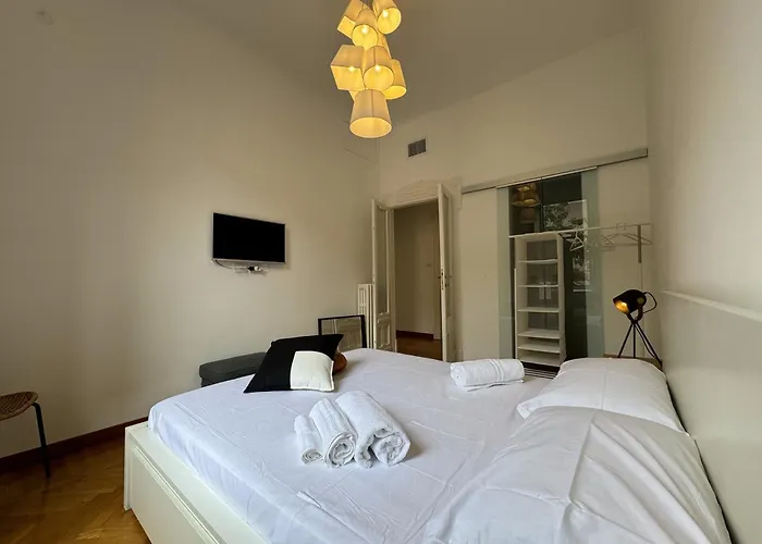 Via Stradivari - Vicino Duomo * Milán