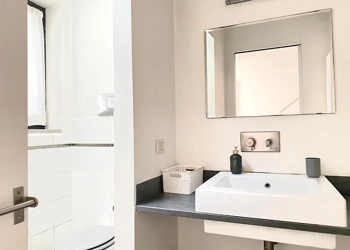 בית אירוח Sant Ambrogio Courtyard In Shared Flat מילאנו