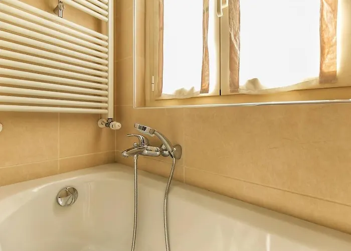 Exclusive & Strategic 2-bedroom Apartment, 50m From M4 Apartment Milan