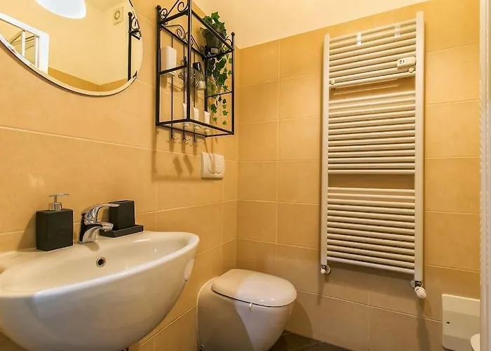 Apartment Exclusive & Strategic 2-bedroom Apartment, 50m From M4 Milan