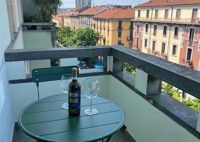 New With Balcony, Isola Bosco Verticale *