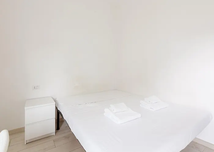 Lägenhet Cimiano M2 Cozy With Balcony