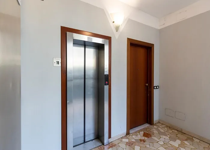 Trendy Corner - Fashion District * Milaan