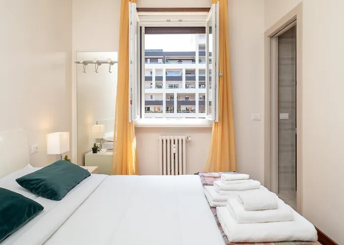 Stylish Flat With Balcony - 15 Min To Duomo 아파트