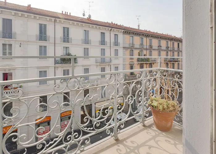 Guesthost - Garibaldi & Isola District Functional *