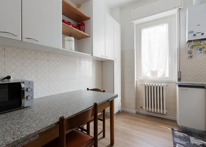 Guesthost - Corso Lodi Modern With Balcony Milán