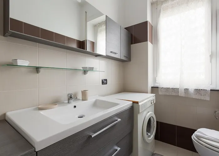 Guesthost - Bande Nere M1 Comfy With Balcony Milán