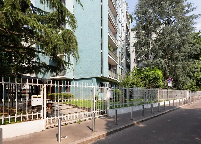 Guesthost - Bande Nere M1 Comfy With Balcony Milán