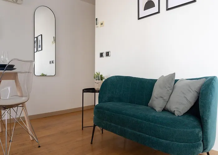 The Rent - Beautiful With Balcony In Porta Romana Milan