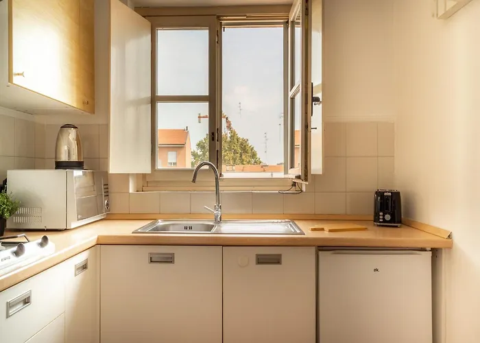 The Rent - Beautiful With Balcony In Porta Romana Apartment