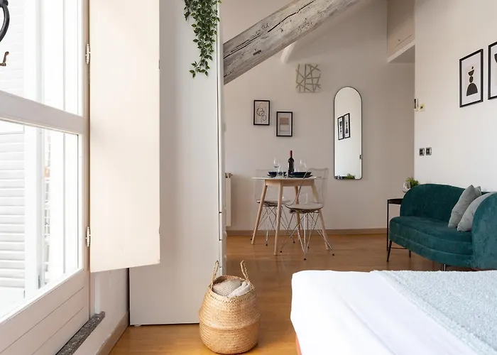 The Rent - Beautiful With Balcony In Porta Romana Милан