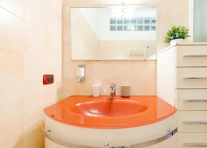 Guest Planet - Rosso - Navigli Area * Milán