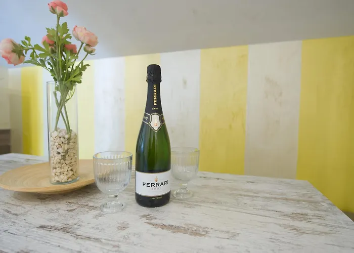 Amazing Attic Max 10 People With Parking & Wifi, Near To 3 Tram Lines And To The Metro - Well Connected To Airports And To The Train Station Διαμέρισμα *